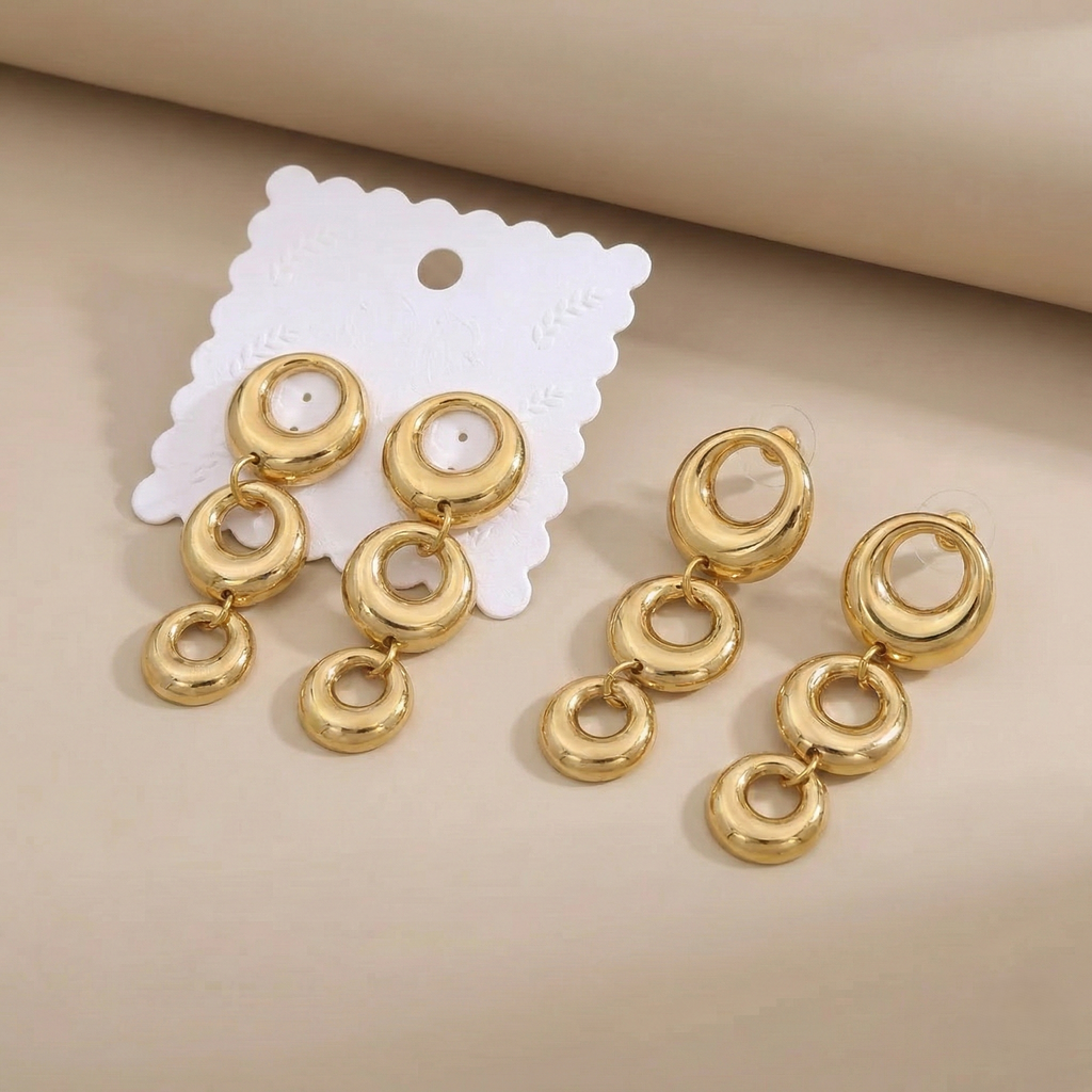 Triple-linked circular drop with a high-shine finish.